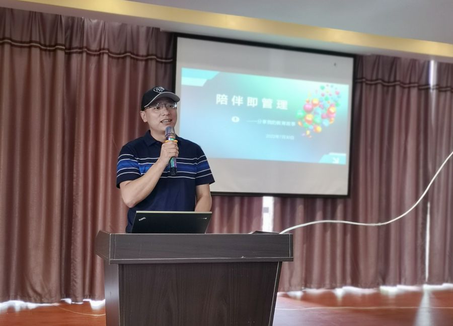 班主任論壇做報(bào)告_副本.jpg